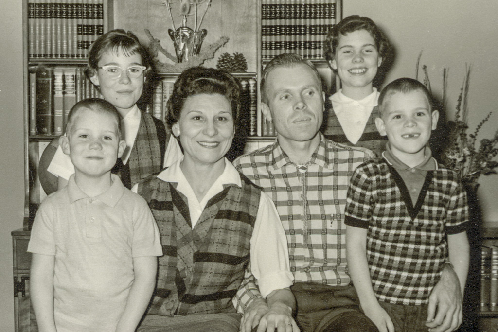 1960 — Pat, Esther, Mom, Dad, Mary, Mike