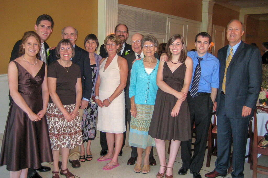 2007 — Anna, Jesse, Esther, Mike P, Mary, Donelyn, Mike G, Dad, Mom, Katie, Joe, Pat